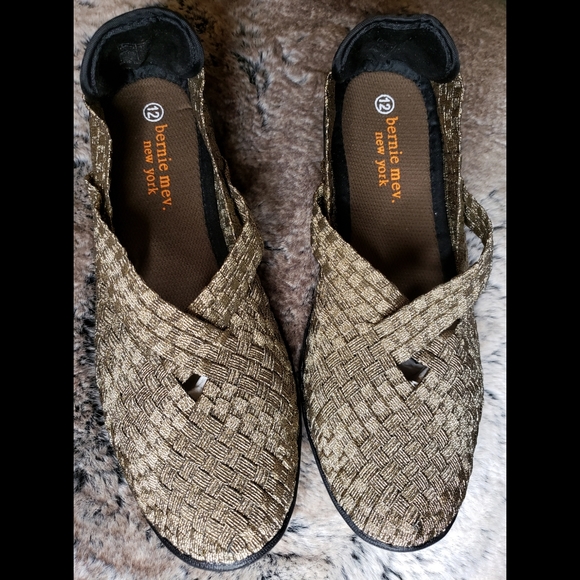 Bernie Mev. Gold New York Comfort Flats